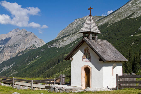 Small chapel in the Karwendel valley in Tyrolの写真素材