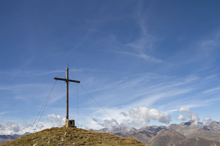 Summit cross on the 2471 m high Lahn head in the Oetztal Alpsの写真素材