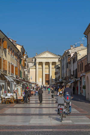 Piazza Matteotti mit der Kirche Santi NiccolÃ³ e Severo in Bardolino am Gardaseeのeditorial素材
