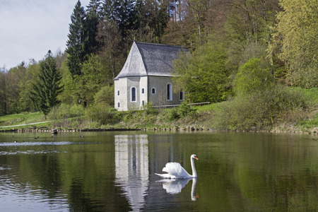 The former Sanctuary of St. Sebald in Egling is beautifully situated on a pond west of Egling