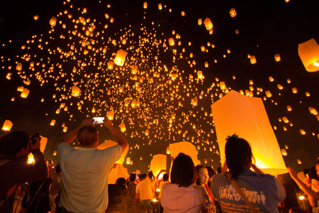 Yi Peng Sky Lantern Loi Krathong Traditional Festivalのeditorial素材