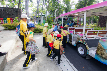 BANGKOK CITY, THAILAND - JULY 2016: primary Students visit the zoo, In the jul 27, 2016. Bangkok Thailand.のeditorial素材