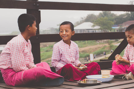 KANCHANABURI, THAILAND - JAN 16, 2017: Unknown child, Children are happy in Sangkhlaburi, Kanchanaburi Thailand.のeditorial素材