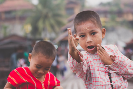 KANCHANABURI, THAILAND - JAN 16, 2017: Unknown child, Children are happy in Sangkhlaburi, Kanchanaburi Thailand.のeditorial素材