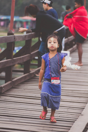 KANCHANABURI, THAILAND - JAN 16, 2017: Unknown child, Children are happy in Sangkhlaburi, Kanchanaburi Thailand.のeditorial素材