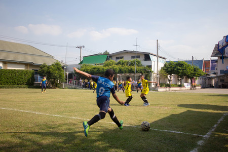 BANGKOK, THAILAND - NOV 2016: In the nov 23, 2016. youth soccer match, in pieamsuwan elementary school.のeditorial素材