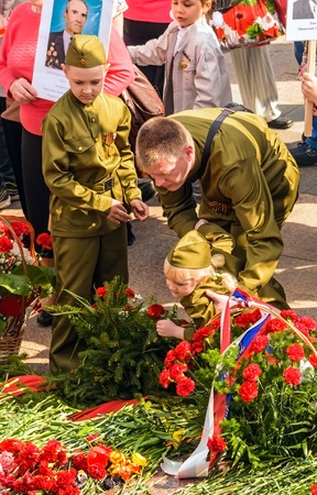 ULYANOVSK, RUSSIA - MAY 9, 2016: ULYANOVSK, RUSSIA - MAY 9, 2016: People with flowers at the Eternal Fire.. May, 9, 2016 in Ulyanovsk city, Russia.のeditorial素材