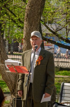 Ulyanovsk, Russia - May 09 2019: Ulyanovsk, Russia - May 09 2019: Celebrating the anniversary of victory in World War II. Poets of Ulyanovsk read their poems about the war in Karamzinsky Parkのeditorial素材