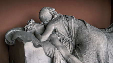 Sculpture of a kissing couple representing eternal love. High quality photoのeditorial素材