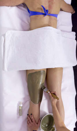 beauty treatment on thighs and legs with slimming mud. High quality photoの写真素材