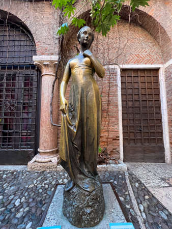 Verona, Italy: 2022 02 10 bronze statue of Juliet under the balcony. High quality photoのeditorial素材