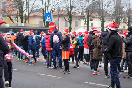Bibbiano, Reggio Emilia - Italy : 2022 18 12 BabboRun free running race with runners dressed as Santa Claus. High quality photoのeditorial素材