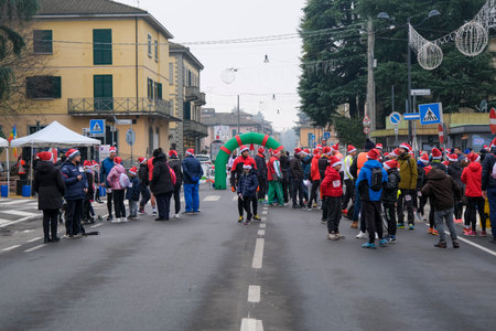 Bibbiano, Reggio Emilia - Italy : 2022 18 12 BabboRun free running race with runners dressed as Santa Claus. High quality photoのeditorial素材