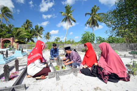 Belitung, Indonesia, Juni 7, 2016. People are on a grave pilgrimage to pray for families who have died.のeditorial素材