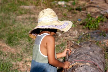 kid wearing old garden hatの写真素材