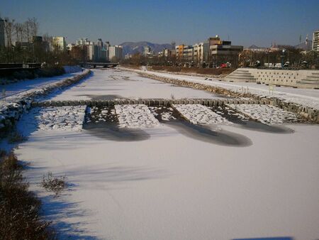 Frozen river in the cityの素材