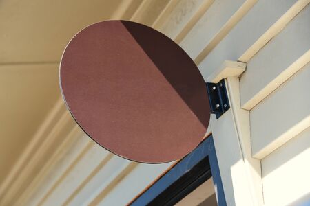 Photo blank mockup of street store vintage signboard on the old wooden wall.の写真素材