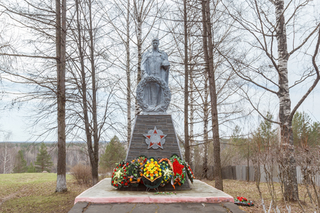 Monument to a soldier with wreaths aroundのeditorial素材
