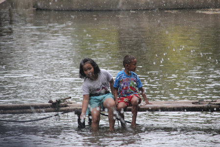 Chiang mai Province  Thailand  Apirl 19 2015.  People like taking the kids to play on the river in the summer.のeditorial素材