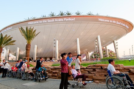 SHANGHAI - MAY 24: People queuing to visit Saudi Pavilion. May 24, 2010 in Shanghai China. のeditorial素材