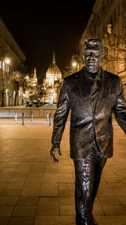 Ronald Reagan Statue at Nightのeditorial素材