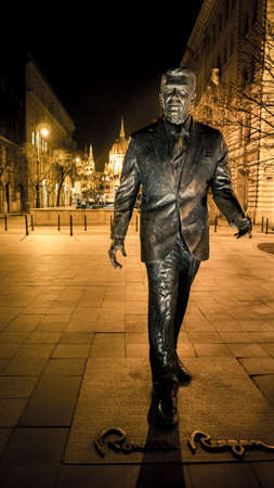 Ronald Reagan Statue at Nightのeditorial素材