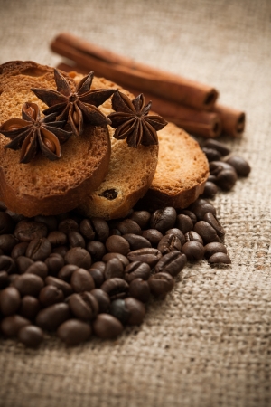 crackers with roasted coffee beans  macroの写真素材