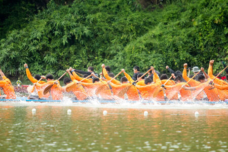 SARABURI, THAILAND - Sep 28 :Tradition racing a long boat on rainy season on Sep 28, 2014 in Saraburi, Thailand.のeditorial素材