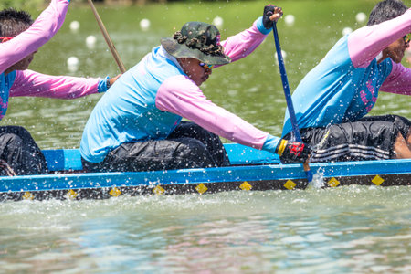 SARABURI, THAILAND - Sep 28 :Tradition racing a long boat on rainy season on Sep 28, 2014 in Saraburi, Thailand.のeditorial素材