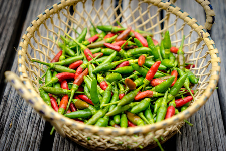 red and green chili pepper in the besketの写真素材