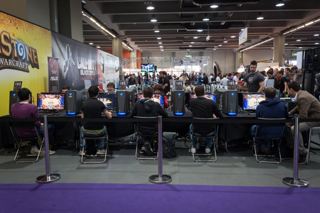 MILAN, ITALY - OCTOBER 26  People plat at Games Week 2013, event dedicated to video games and electronic enterteinment on OCTOBER 26, 2013 in Milan のeditorial素材