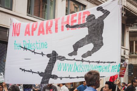 MILAN, ITALY - JULY 26: People march and protest against Gaza strip bombing in solidarity with Palestinians on JULY 26, 2014 in Milan.のeditorial素材