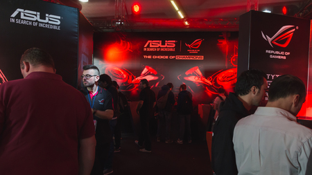 MILAN, ITALY - OCTOBER 24: People play at Games Week 2014, event dedicated to video games and electronic entertainment on OCTOBER 24, 2014 in Milan.のeditorial素材