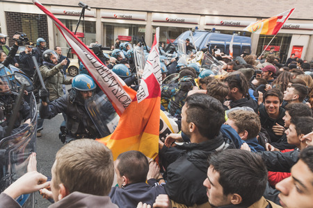 MILAN, ITALY - NOVEMBER 13: Students confront police during a march in the city streets to protest agaist the public school management on NOVEMBER 13, 2015 in Milan.のeditorial素材