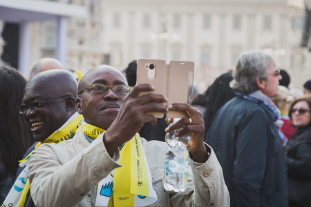 MILAN, ITALY - MARCH 25, 2016: Pilgrims gather downtown to welcome His Holiness Pope Francis during his first visit in Milan.のeditorial素材