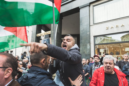 MILAN, ITALY - APRIL 25: Pro-Palestinian demonstrators contest the Jewish Brigade during the Liberation Day parade, end of Mussolini's regime and Nazi occupation in 1945 on APRIL 25, 2017 in Milan.のeditorial素材