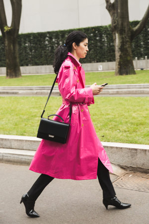 MILAN, ITALY - JANUARY 15: Fashionable woman poses outside Armani fashion show during Milan Men's Fashion Week on JANUARY 15, 2018 in Milan.のeditorial素材