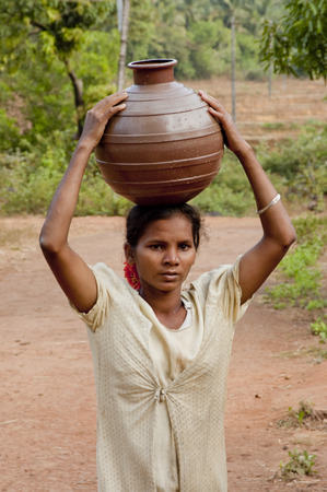 woman carries water in a jar homeのeditorial素材