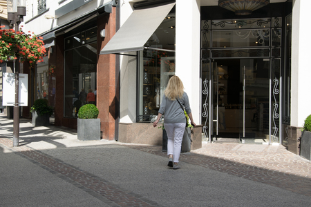 Blond woman goes shoppingの写真素材