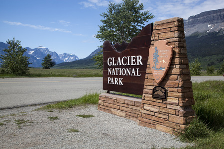 Glacier N P  Entrance Sign  Glacier National Park, Montana, USA のeditorial素材