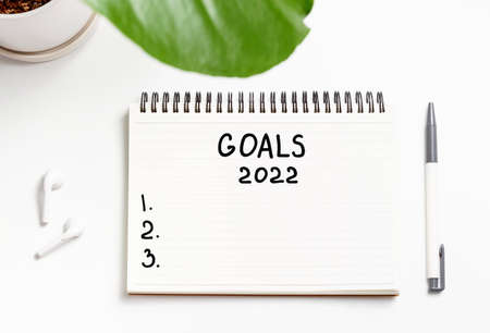 Inscription goal 2022 in notebook close-up on white background.の写真素材