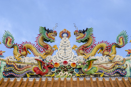The Double Chinese dragon on the temple roof.のeditorial素材