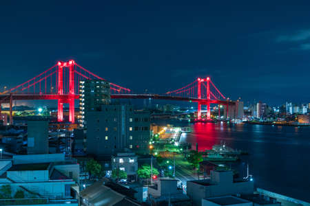 The night sky and the red suspension bridge in Donghai Bayのeditorial素材