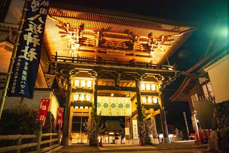 Night view of the east gate of Yasaka Shrineのeditorial素材