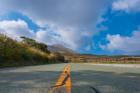 Run along Aso Milk Road with a beautiful view of the refreshing autumn weather