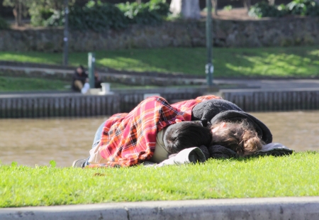 Melbourne Australia- August 10,2013,People relax along Yarra river Melbourne on a sunny dayのeditorial素材