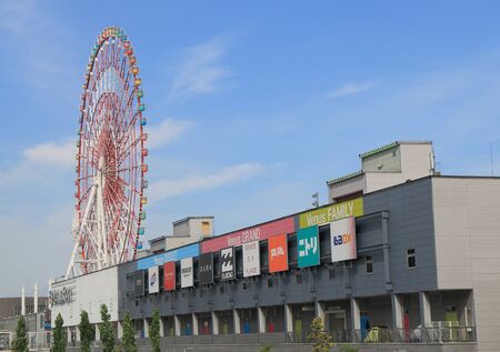 Tokyo Japan - May 22, 2015: Odaiba Palette Town shopping mall and ferris wheel in Tokyo.のeditorial素材