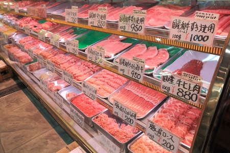 Anazawa Japan - October 7, 2016: Japanese butcher at Omicho market Anazawa Japanのeditorial素材