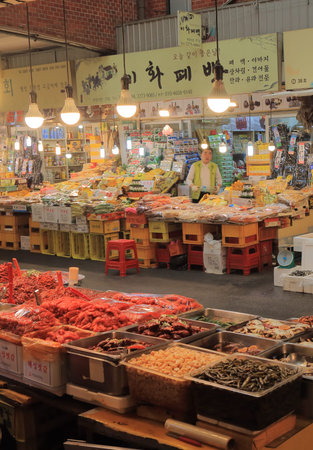 Seoul South Korea  October 21, 2016: Unidentified people work at Gwangjang market. Gwangjang market is one of the oldest and largest traditional markets in South Korea with more than 5,000 shops.のeditorial素材