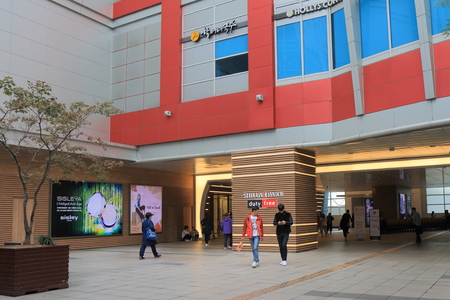 Seoul South Korea  October 22, 2016: Unidentified people visit Shilla Park Duty free shopping mall.のeditorial素材